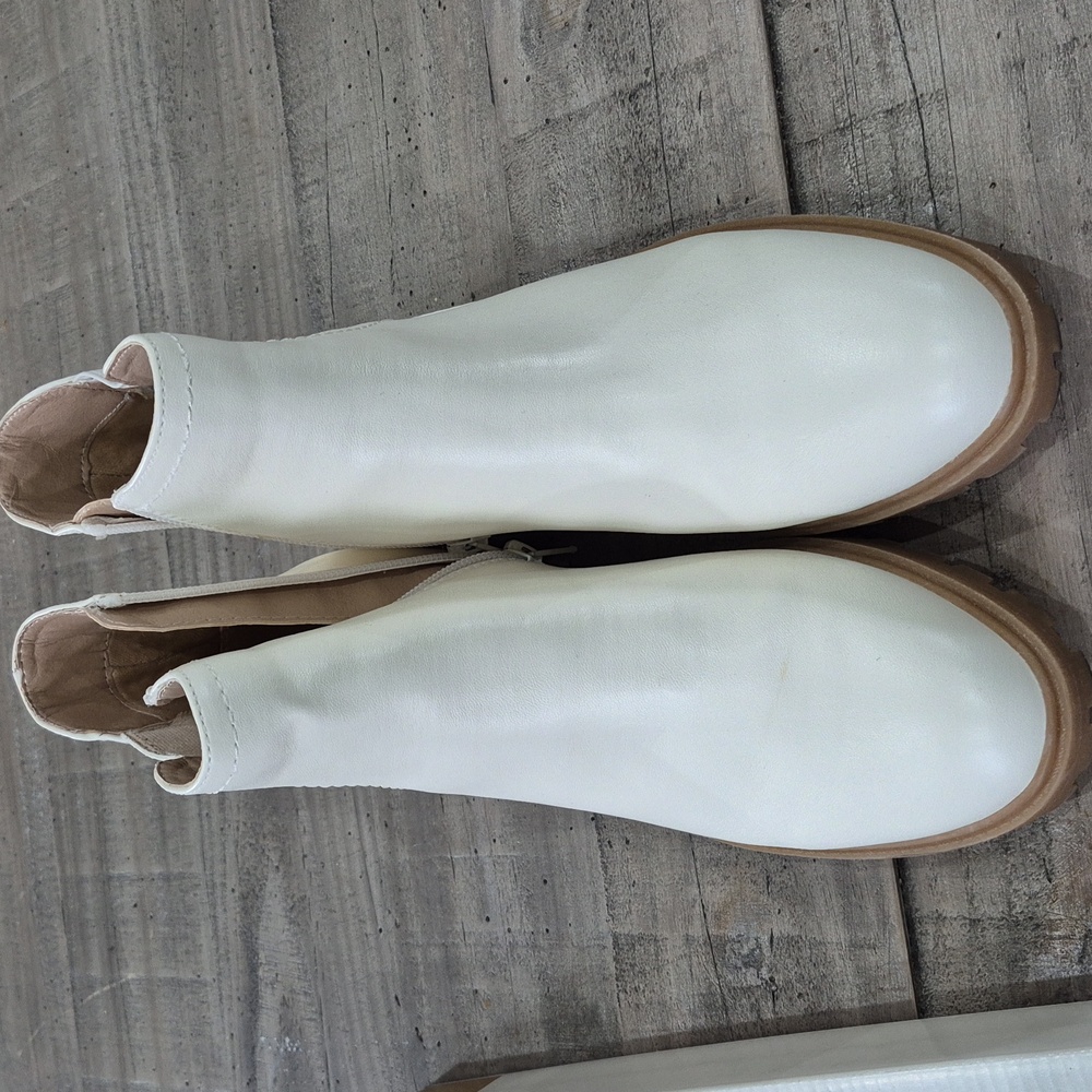 HIRO Bone Ankle Boots with Elastic Panels
